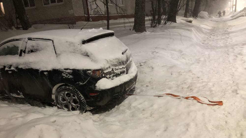 Брянские водители отчаялись выбраться из сугробов после снегопада