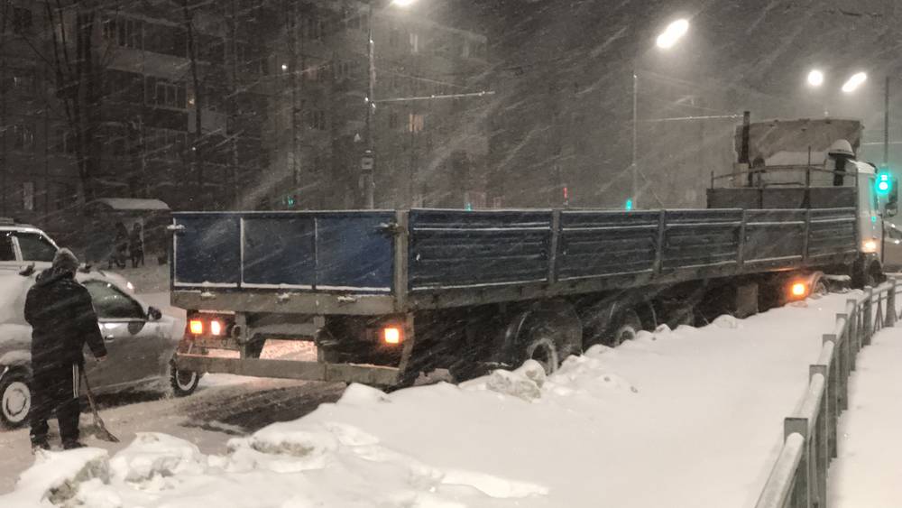 На засыпанных снегом дорогах Брянска появились грозные тараны на колесах
