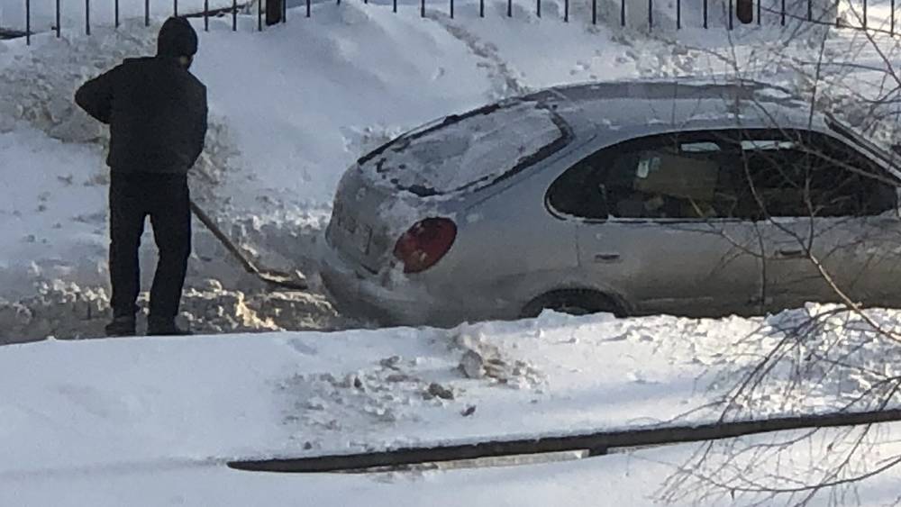 Чертыхающиеся автомобилисты прочно застряли в снежных ловушках Брянска