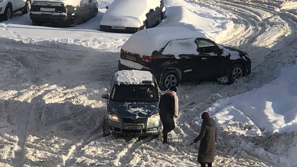 Чертыхающиеся автомобилисты прочно застряли в снежных ловушках Брянска