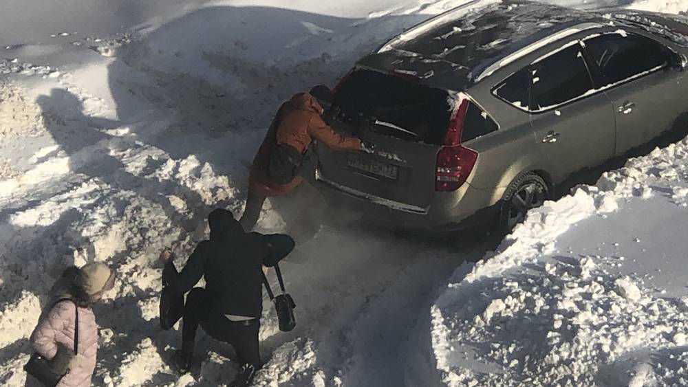 Снег и бедствия автомобилистов вызвали приливы злорадства и юмора у брянцев