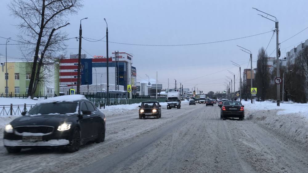 Ударные пятерки машин быстро очистили от снега главные улицы Брянска