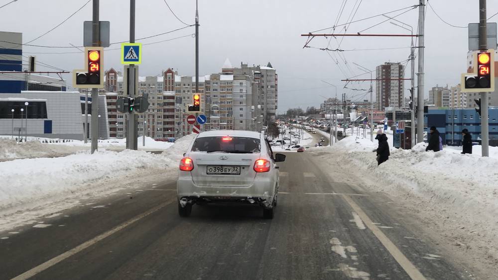 Ударные пятерки машин быстро очистили от снега главные улицы Брянска