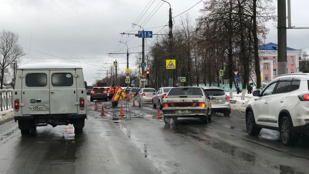 В Брянске на проспекте Московском из-за ремонта дороги образовалась внушительная пробка