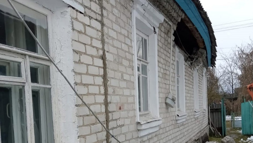 В Брянске при обрушении стены частного дома на улице Лесной никто не пострадал