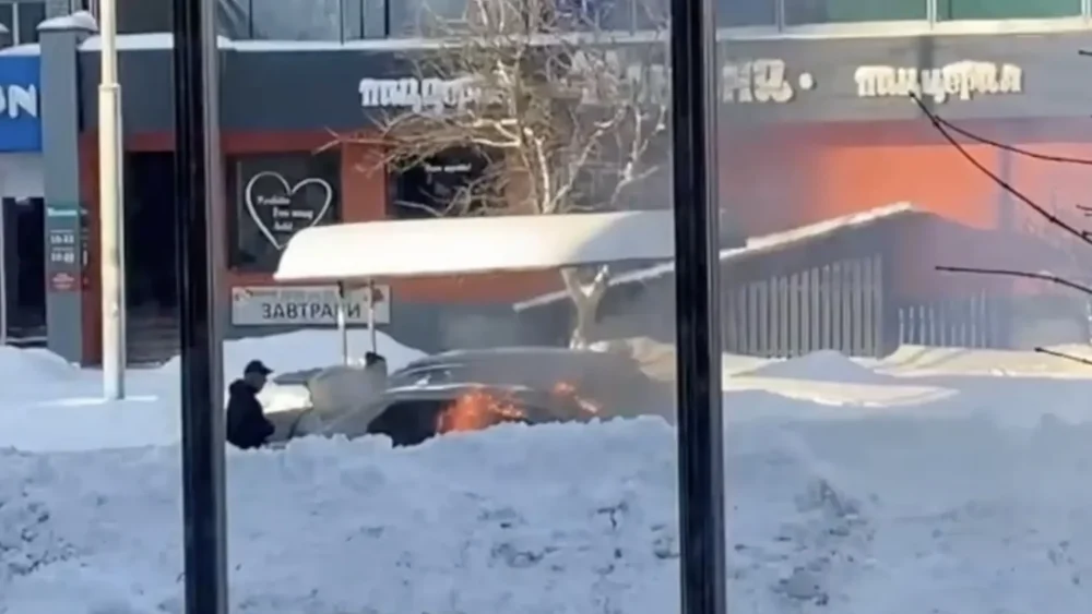 Появилось видео с места возгорания автомобиля на улице Крахмалева в Брянске