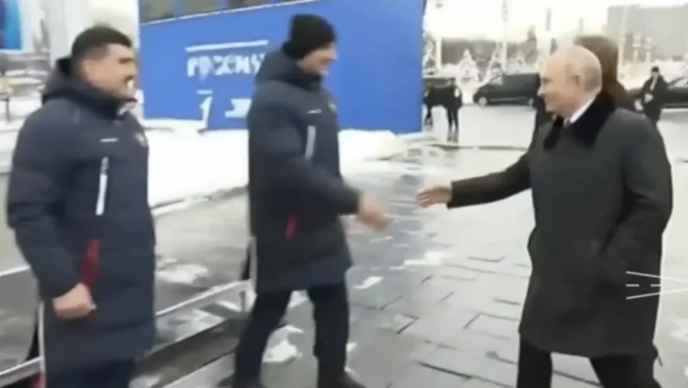 Владимир Путин на ВДНХ поздоровался за руку с брянским самбистом Артемом Осипенко