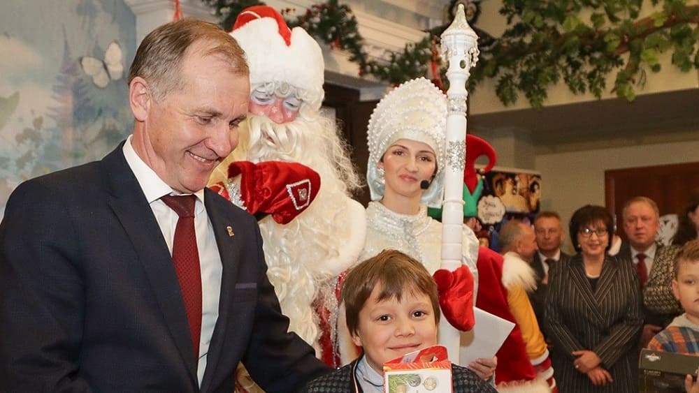 Мэр Брянска Александр Макаров исполнил новогодние желания пяти детей
