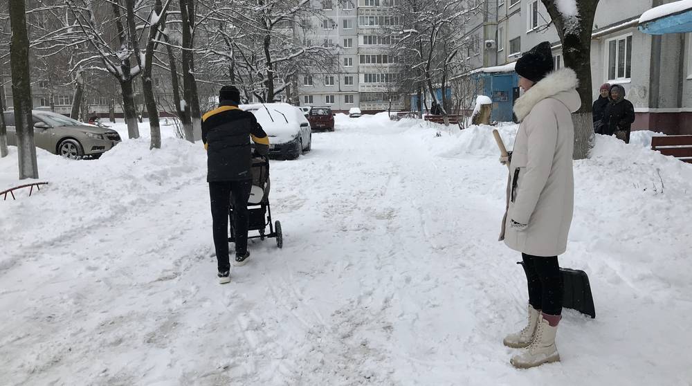 Дружная брянская семья с годовалой малышкой показала, что надо делать со снегом