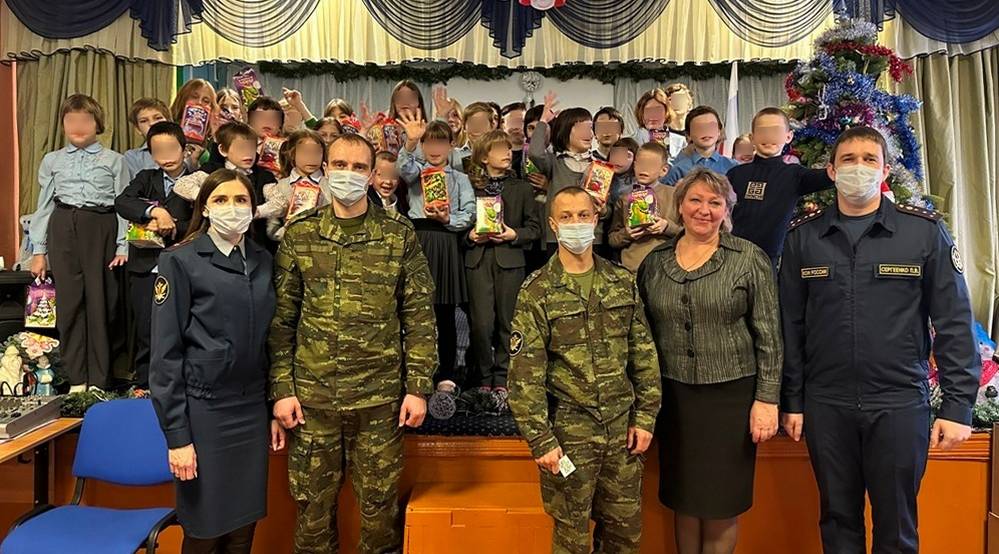 Сотрудники УИС передали подарки брянским детям, оставшимся без попечения родителей