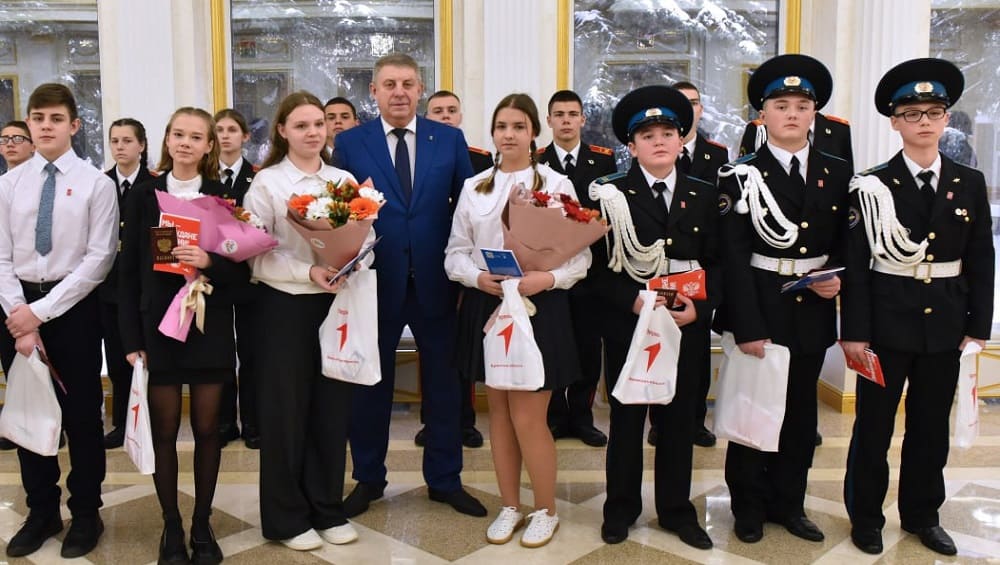 Брянский губернатор Богомаз в День Конституции вручил паспорта отличившимся подросткам