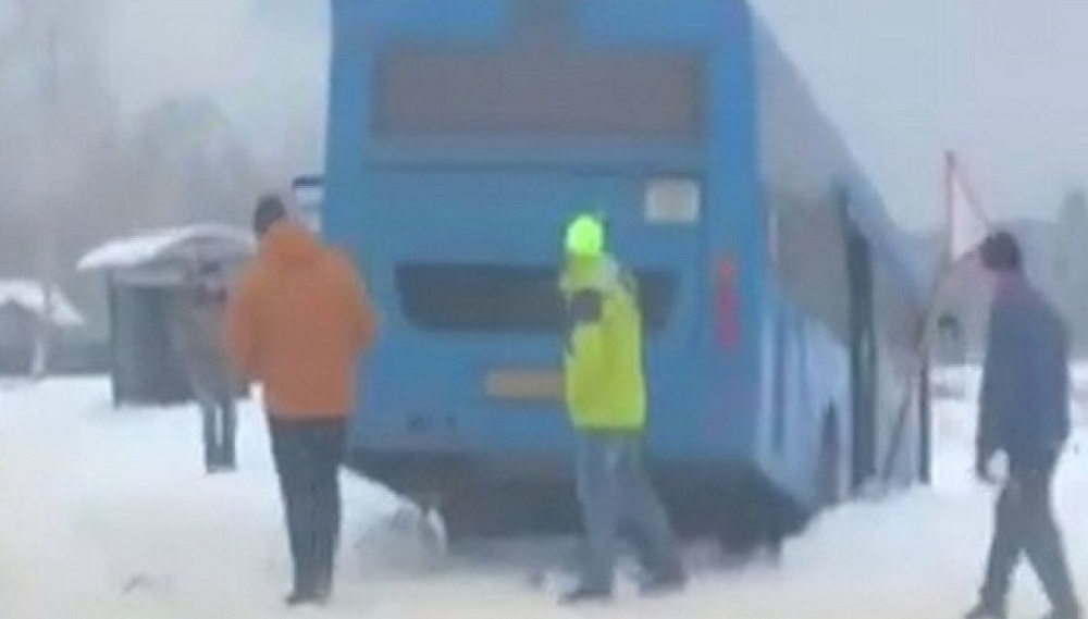 В Брянске автобус № 48 попал в загадочное ДТП возле озера в посёлке Ходаринка