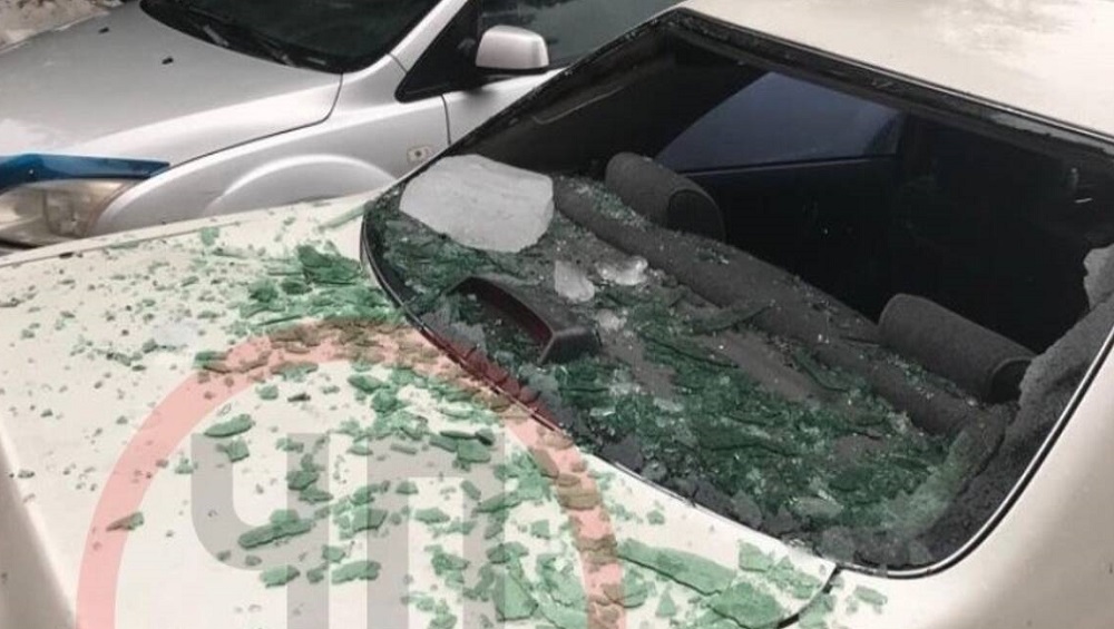 В Брянске возле площади Партизан рухнувшая ледяная глыба повредила автомобиль