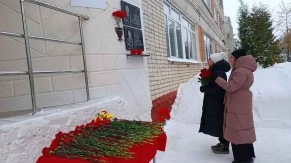 В брянском лицее открыли мемориальную доску бойцу спецоперации Сергею Рудину