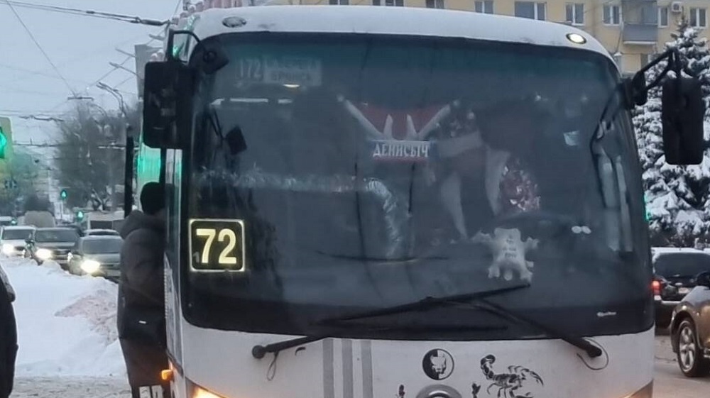 В Брянске Дед Мороз Денисыч прокатил пассажиров в маршрутке № 72