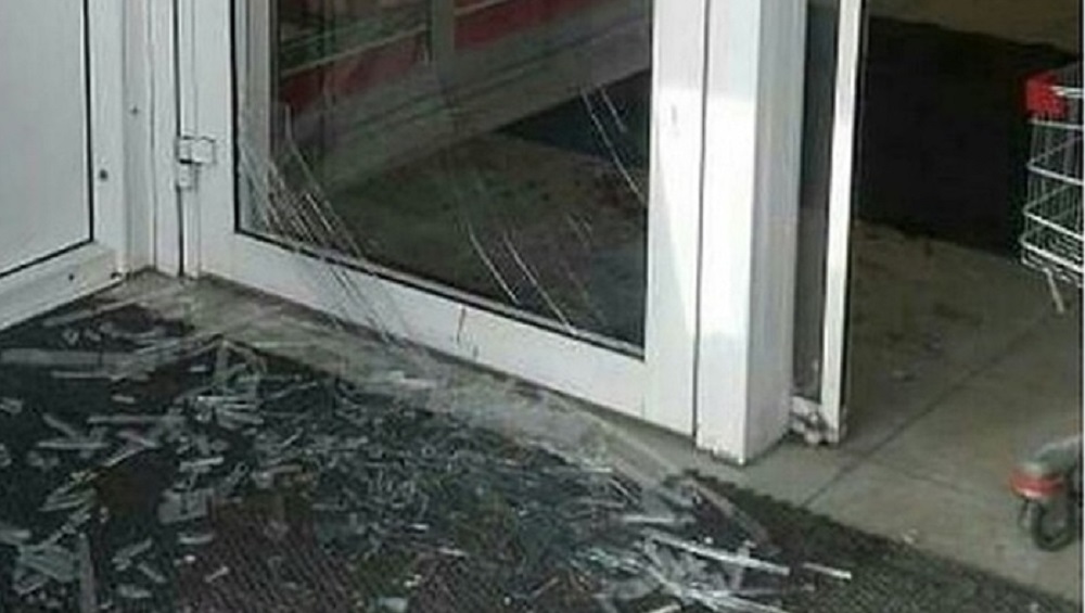 В Новозыбкове неизвестные разгромили пункт выдачи заказов и повредили дверь магазина