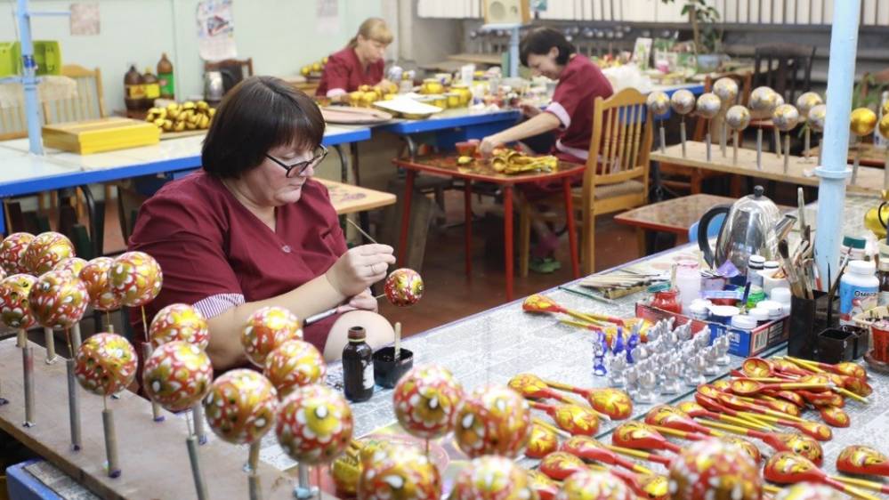 Семьи сотрудников «Брянскэнерго» посетили фабрику по изготовлению новогодних елочных игрушек в городе Карачеве