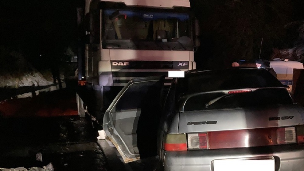 Под Трубчевском в смятом фурой легковом автомобиле ВАЗ погиб 55-летний водитель