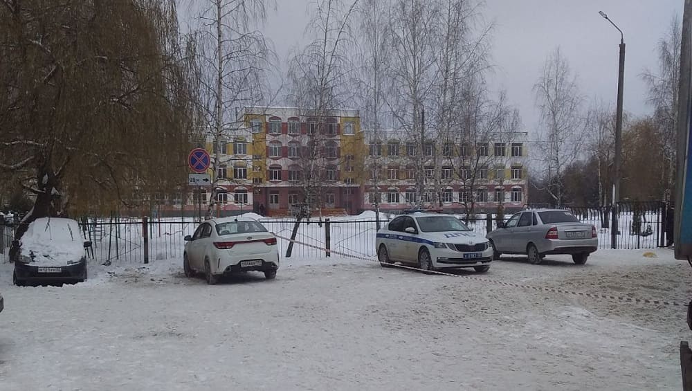 В Брянске сегодня простились с погибшей во время стрельбы в гимназии № 5 девочкой