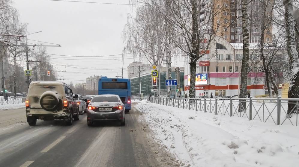 Снежные валы отобрали у брянских водителей по одной дорожной полосе
