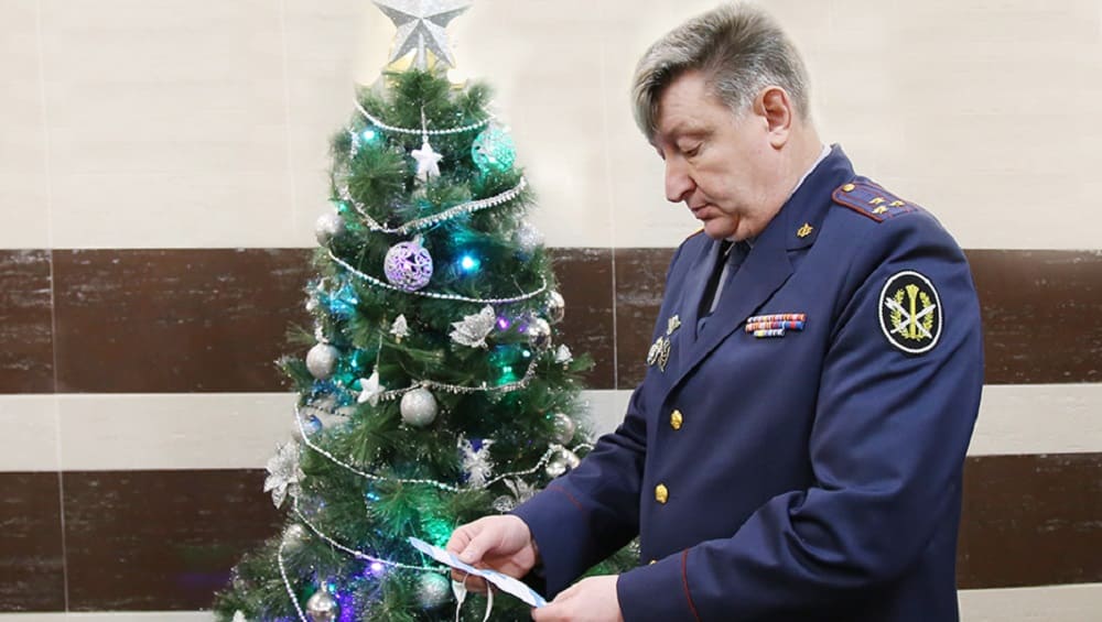 Глава брянского УФСИН Герасимов исполнил новогоднее желание 15-летней девочки из Брянки