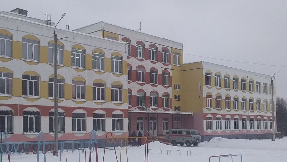 В Брянске дорога к гимназии № 5 стала ледяной полосой препятствий