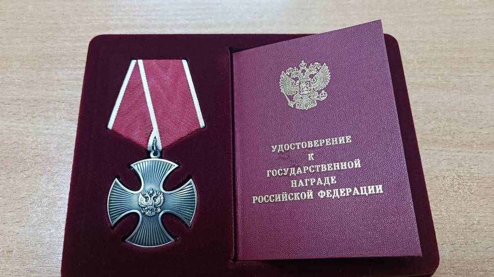 Михаил Иванов вручил отцу погибшего участника специальной военной операции награду
