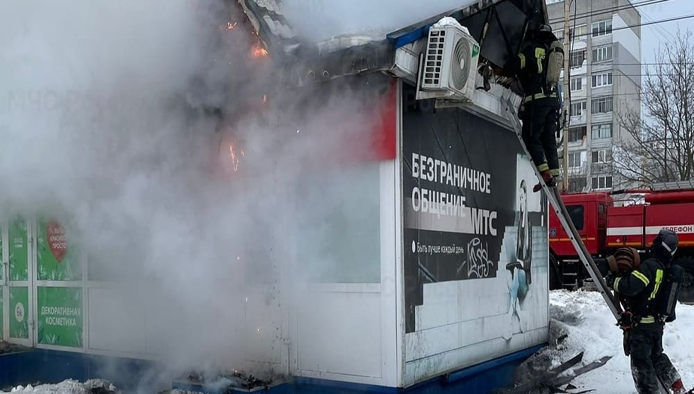 В Володарском районе Брянска за час потушили горевший торговый павильон на Новостройке