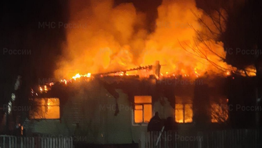В Дятькове Брянской области ночью сгорели два жилых дома