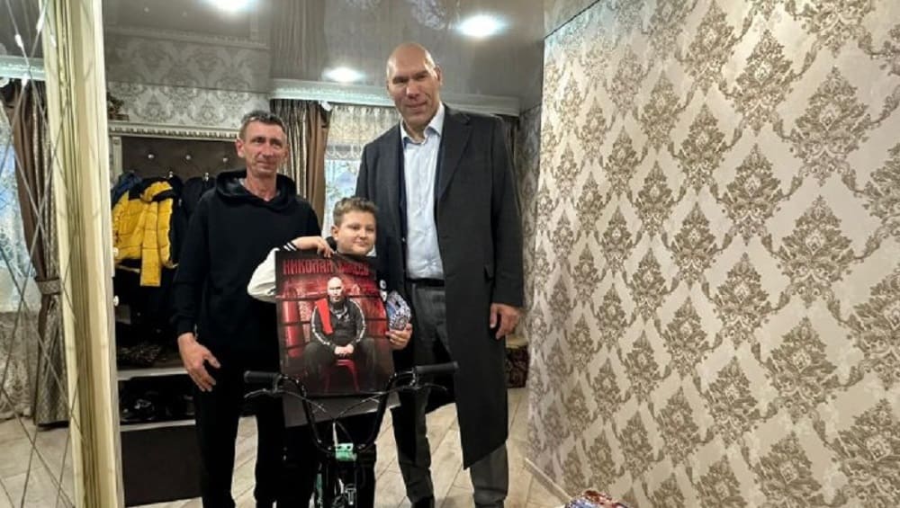 Брянский депутат Николай Валуев подарил боксёрскую грушу мальчику из Брянки