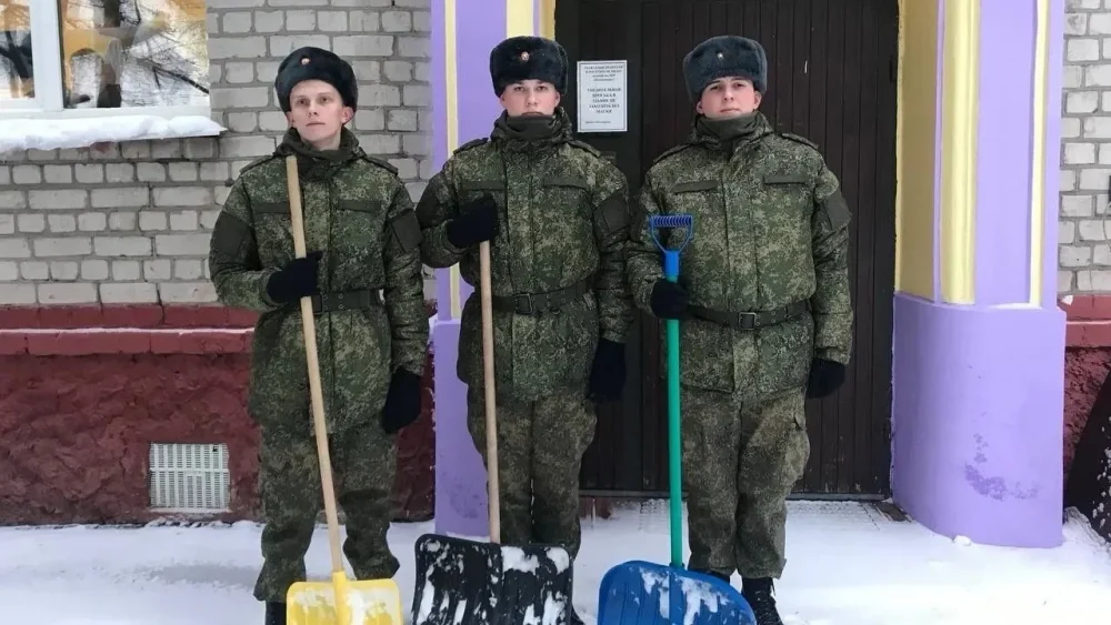 В Брянске на борьбу со снегом вышли люди в военной форме