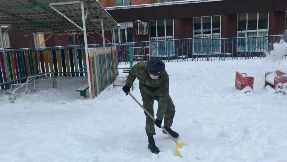 В Брянске на борьбу со снегом вышли люди в военной форме