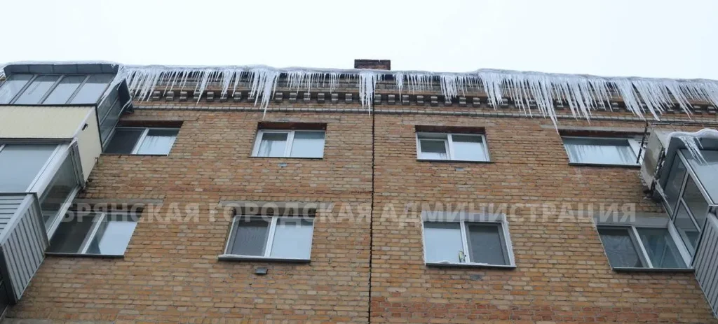 В Брянске за рухнувшую на 68-летнего мужчину сосульку наказали коммунальщика