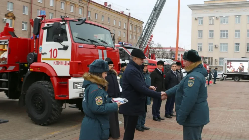 Брянским спасателям передали 7 единиц спецтехники на 133 миллиона рублей