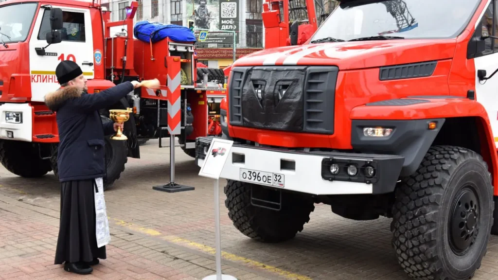 Брянским спасателям передали 7 единиц спецтехники на 133 миллиона рублей