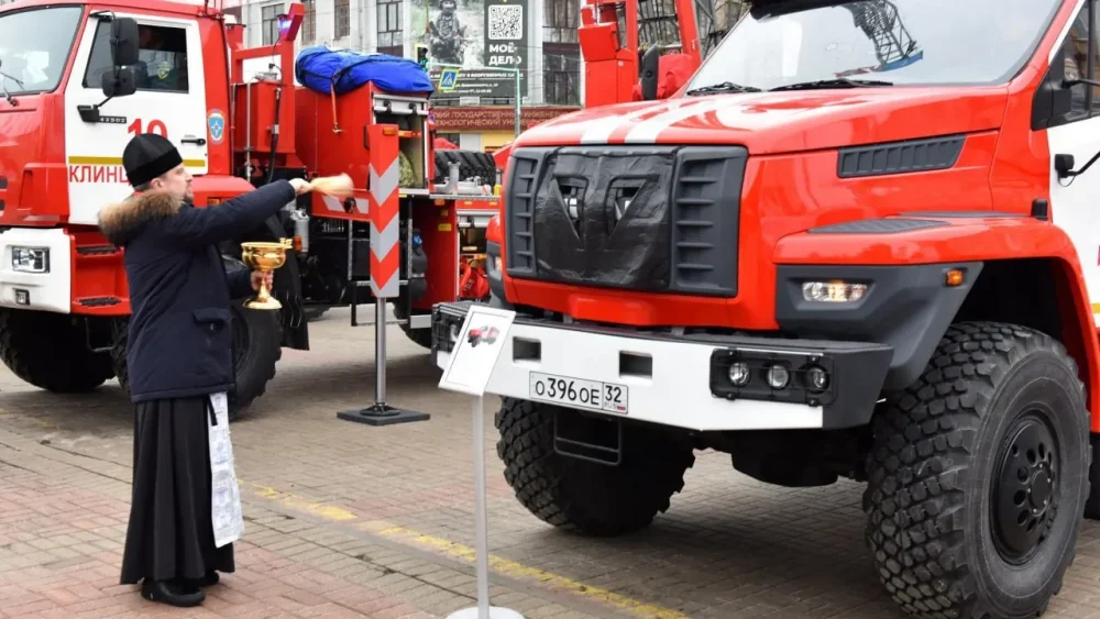 Брянским спасателям передали 7 единиц спецтехники на 133 миллиона рублей