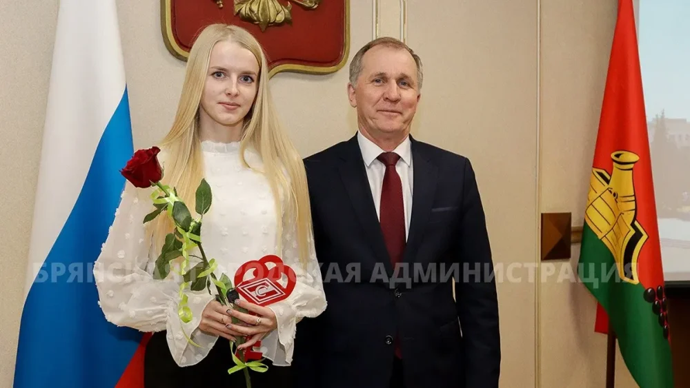 В Брянске троим тренерам вручили ключи от новых квартир