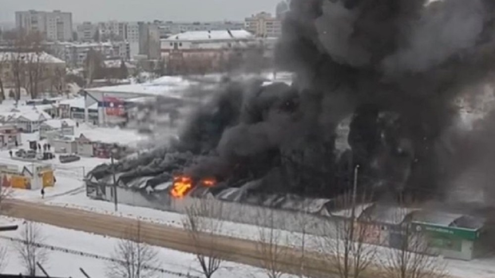 В Брянске произошёл крупный пожар на Новостройке – загорелись торговые павильоны