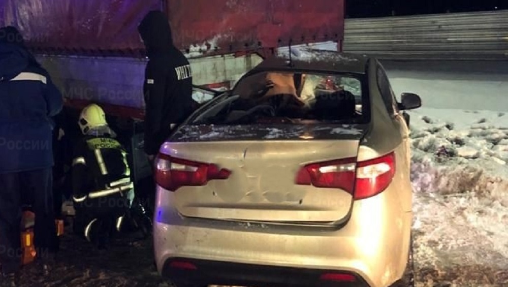 В Брянске спасатели извлекли человека из попавшей под фуру легковушки на улице Бурова