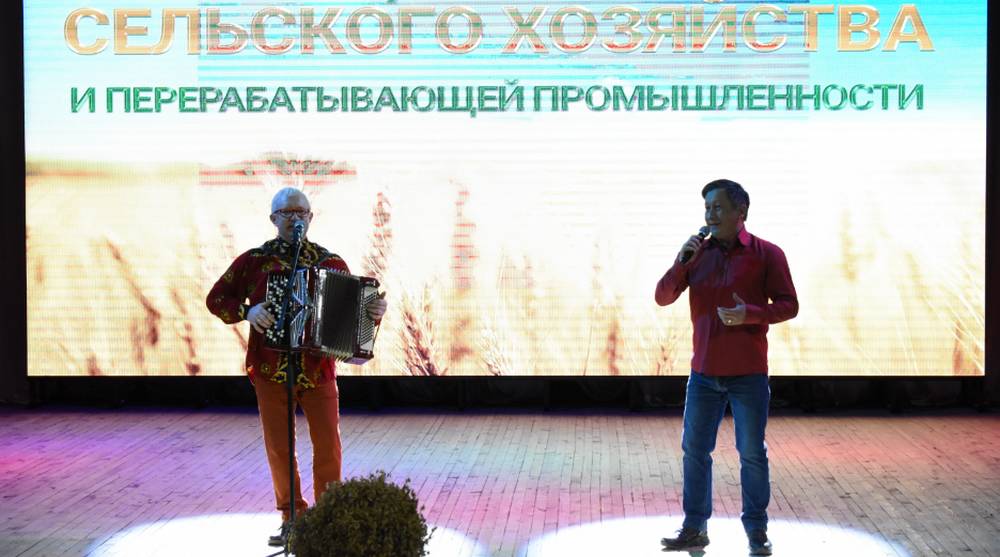 В Локотском Доме культуры прошел концерт «Поклон земле родной»