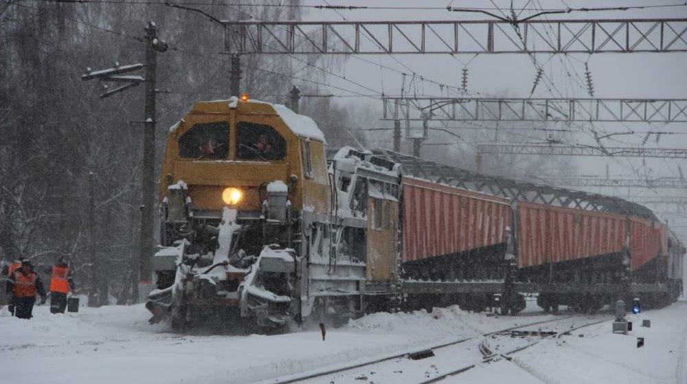 Снегопад не повлиял на движение поездов в Брянской области