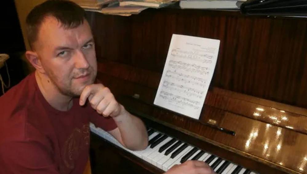 Брянский композитор выразил музыкой свои мысли о трагедии в гимназии №5
