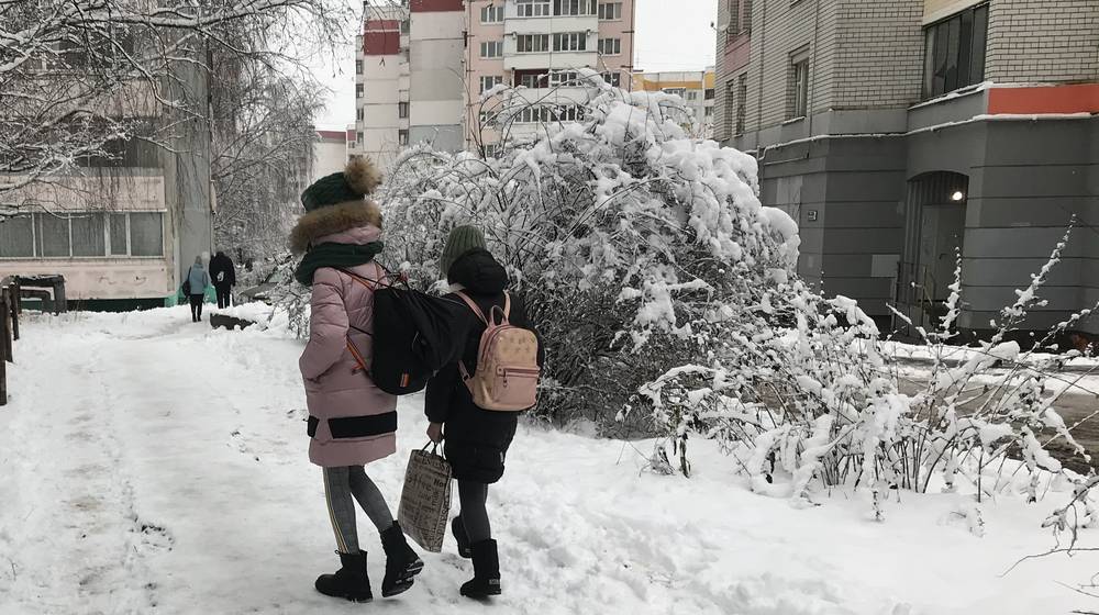 В Брянске из-за сильнейшего снегопада начали отменять занятия в школах