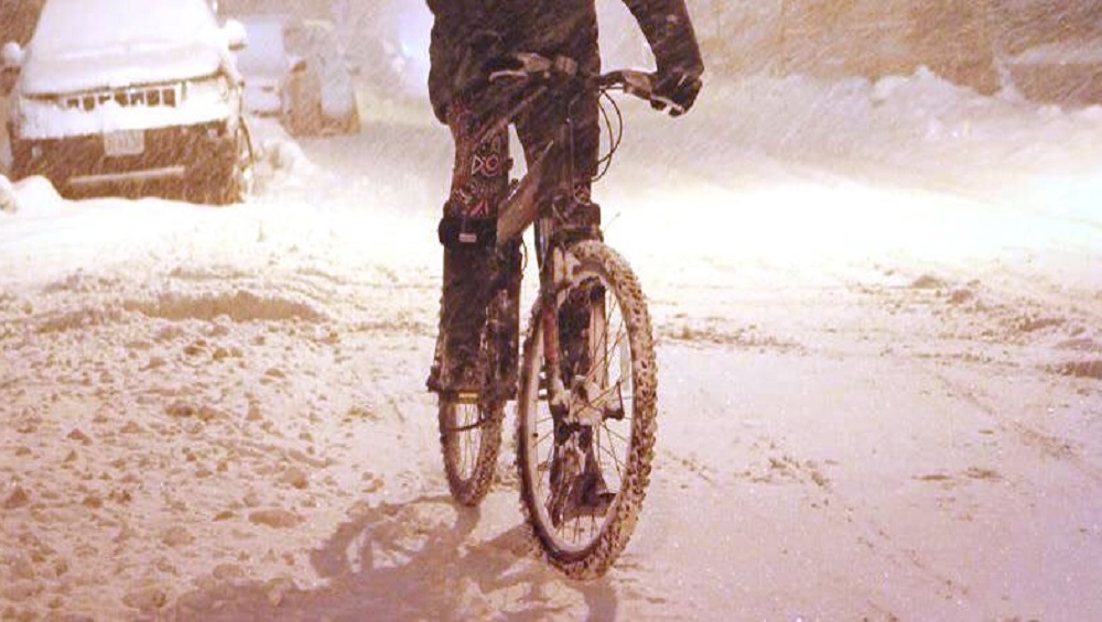 По заметенному снегом Брянску проехался бесстрашный велосипедист