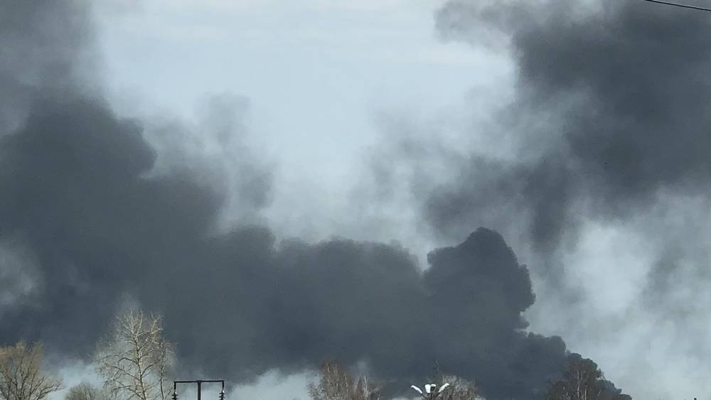 Очевидцы сняли кадры пожара на нефтебазе в Клинцах после атаки ВСУ