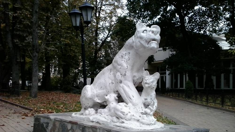 Снимок входа в брянский сквер Тютчева 63 года назад напомнил легенду о львах
