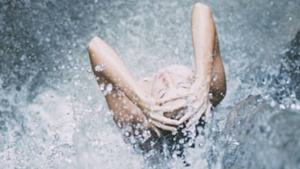 В Брянске опубликовали видео купания обнаженной «русалки» в бассейне детсада