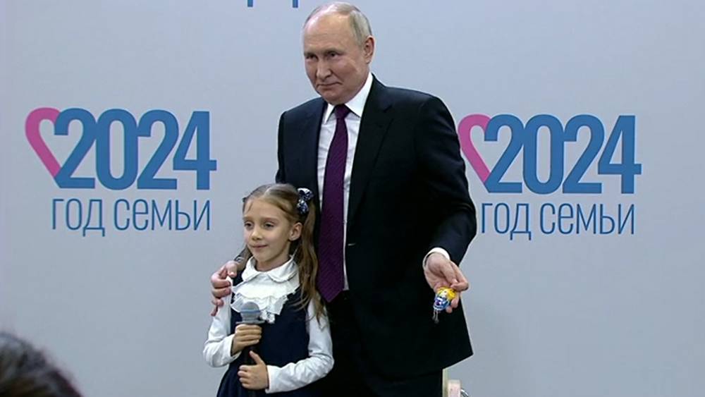 Брянская девочка подарила президенту Путину солдатский талисман