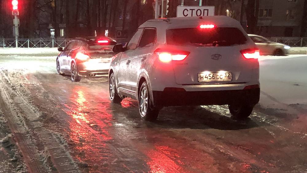 В Брянске из-за ледяного дождя забуксовали автобусы и троллейбусы