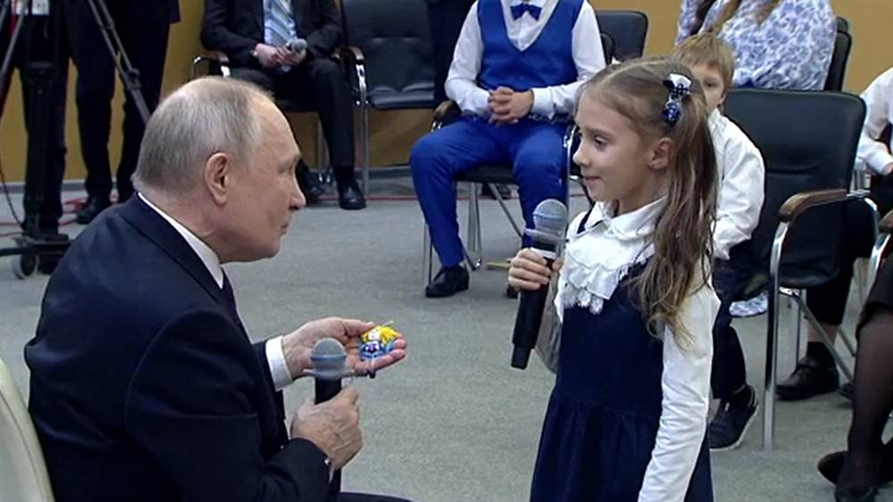 Девочка из Брянска подарила президенту Путину солдатский талисман победы